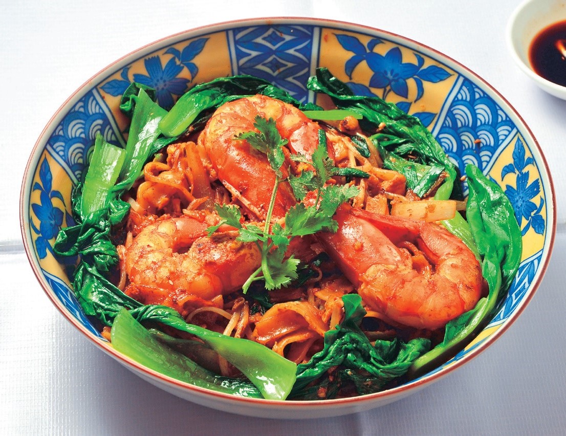 炒めフォー（7万8000VND）は、太めに裁断したきしめんのようなフォーを、特製ソースで炒めたフォー版“焼きそば”。具材はシーフードのほか、牛肉や豆腐のタイプもあります