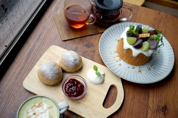 左：「全粒粉のスコーン」（748円）、右：「おひとりさまシフォン」（1628円）