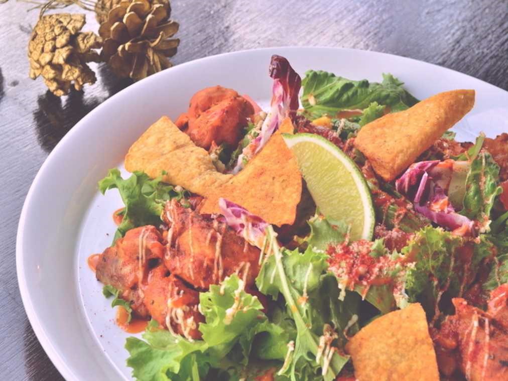 「自家製タンドリーチキンのTEX-MEXサラダ」（1120円）