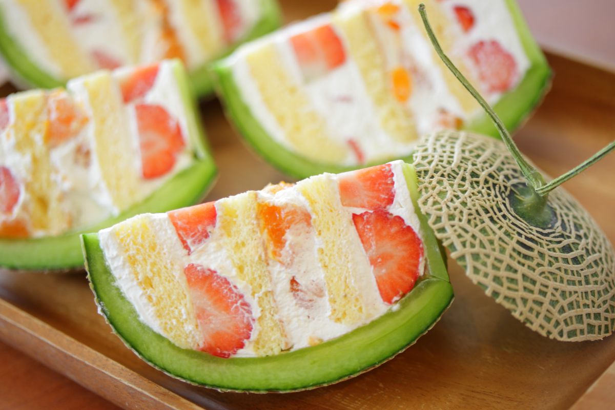 メロンを割ったら、中身はケーキ⁉サプライズ感満載のパーティースイーツ！