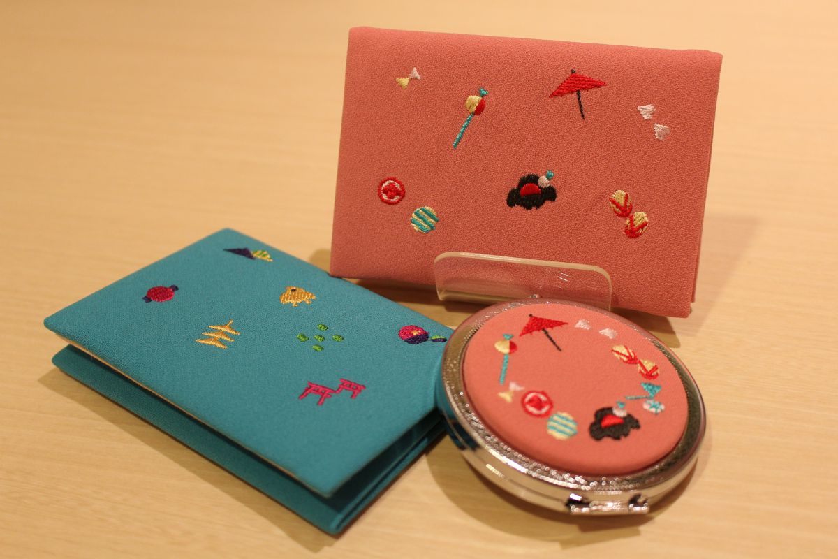 左・奥：京都ちらし刺繍　パスケース　各1760円、右：コンパクトミラー　2420円