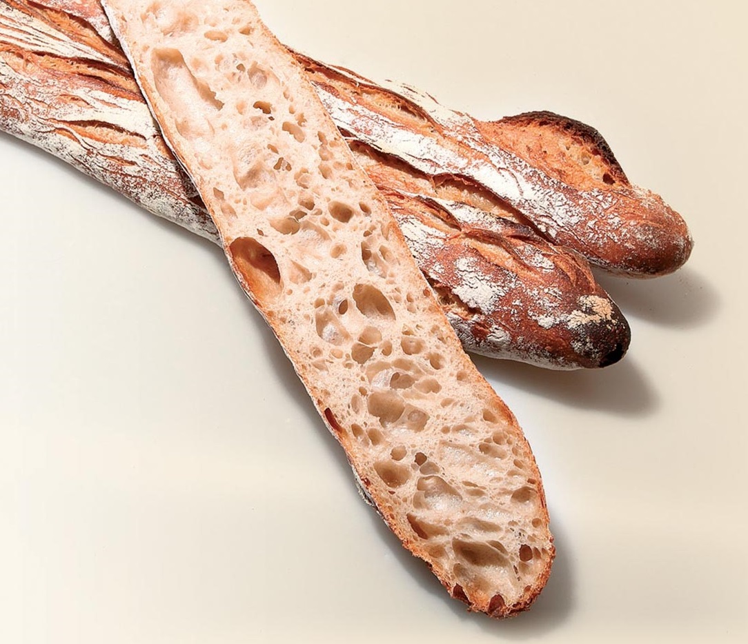 「ル・グルニエ・ア・パン」の代表メニュー「バゲット」1本367円（税込）