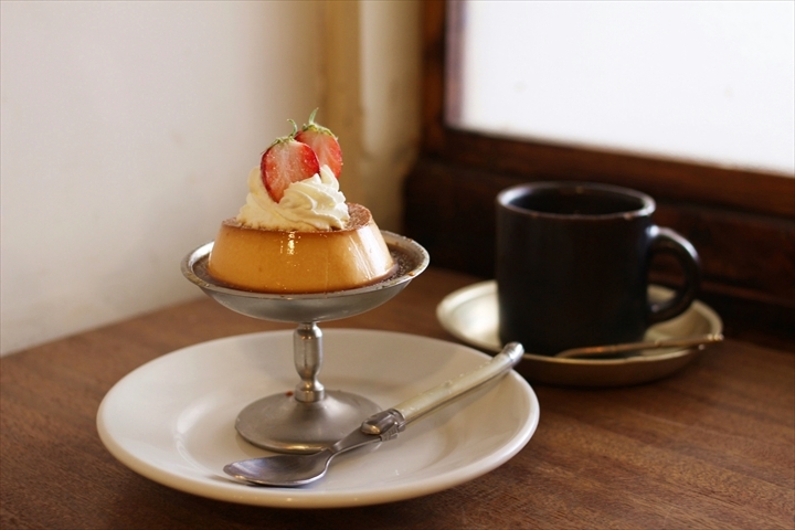 特製カスタードプリン 605円、アールグレイティー（ホット） 572円