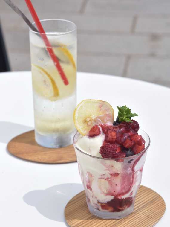 レモンスカッシュ 660円、クリームチーズパフェ 880円（全て税込）