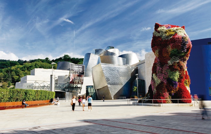 ビルバオの顔ともいえる代表作「パピー」が出迎えます。