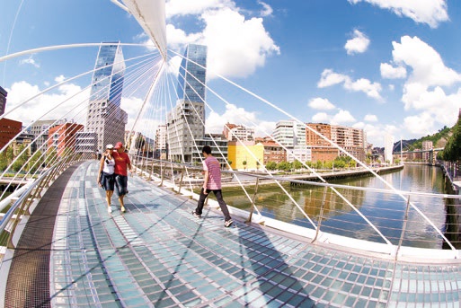 名称は、バスク語で「白い橋」を意味します