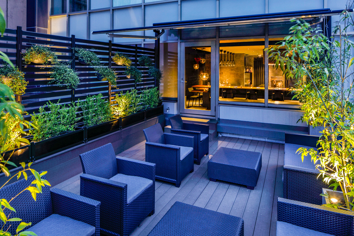 食事の合間に一服したり、食後酒をいただいたりできるオープンテラス