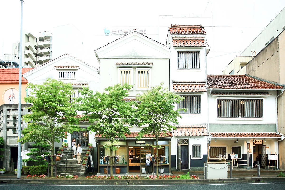 最も左に立つグレーの小さな建物は民藝美術舘付属の童子地蔵堂