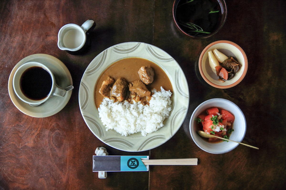 鳥取和牛みそ煮込カレー1100円。サラダ、お吸い物、香の物、コーヒーorフルーツorヨーグルト付き