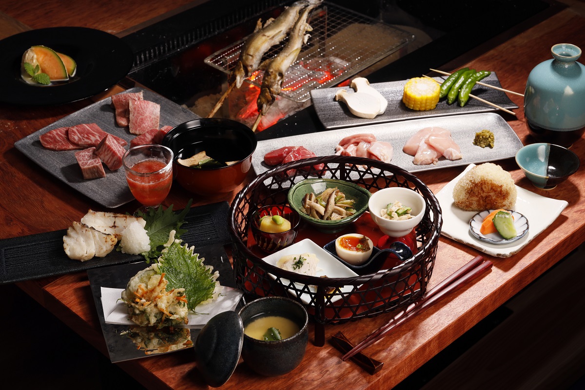 3コースから選べるディナー限定の囲炉裏コース（要予約）は4620円～。写真は極（きわみ）9680円