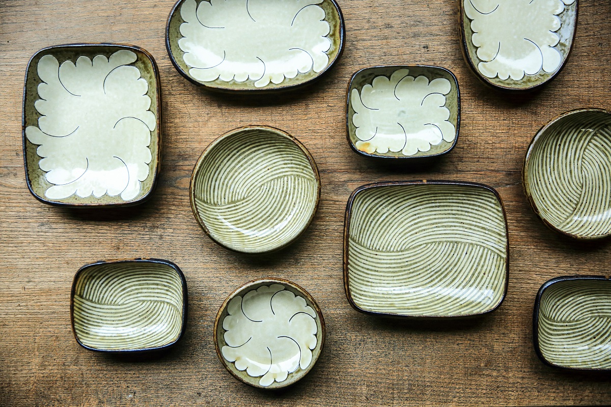 【掻落】四寸皿4400円、楕円皿6600円、角皿4400円～、【象嵌】五寸皿6600円、角皿5500円～