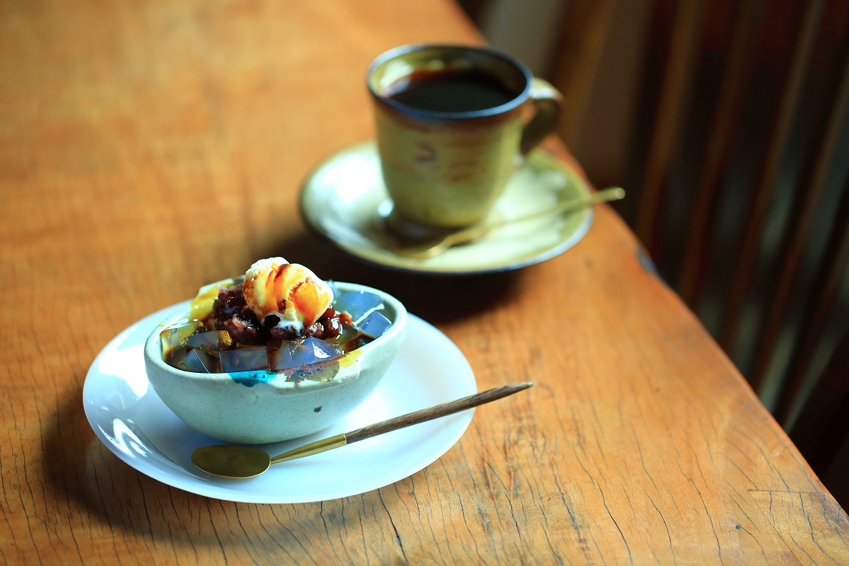 特製あんみつ620円、コーヒー500円