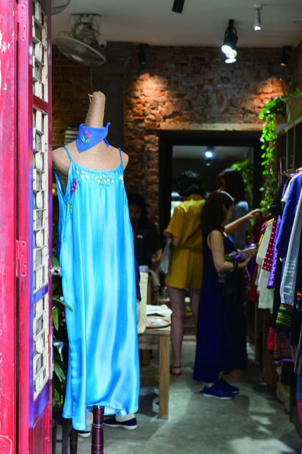 胸元の刺繍と鮮やかなカラーがインパクトありのドレス（190万VND）