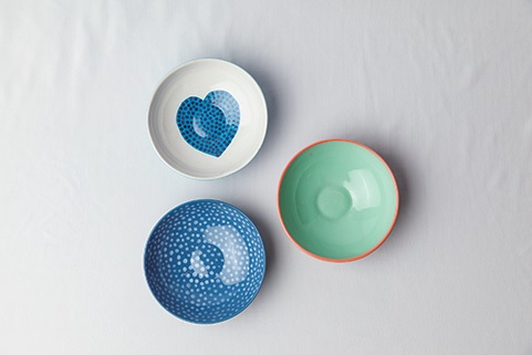 お茶菓子などを入れるのに便利な小皿は各5万VND