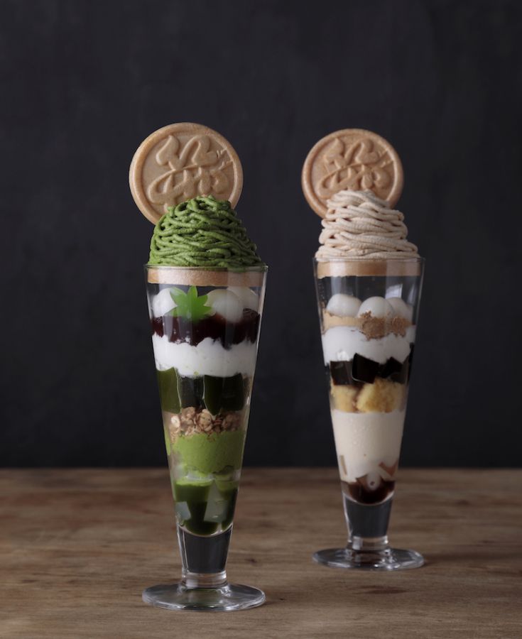 左）抹茶パフェ　右）黒蜜きな粉パフェ　各1200円