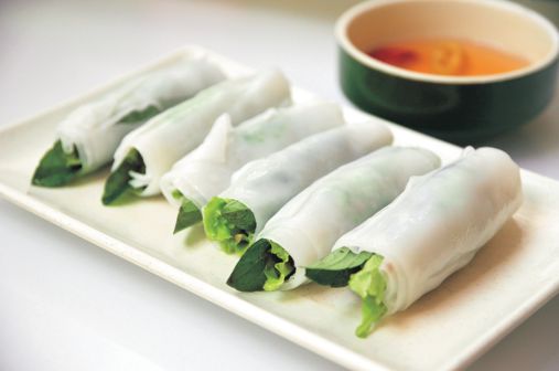 焼豚入り蒸し春巻（4万5000VND）。蒸した米粉のクレープ生地に角切り豚を包んだ春巻で、レタスやオリエンタルバジルで口当たりさっぱりです