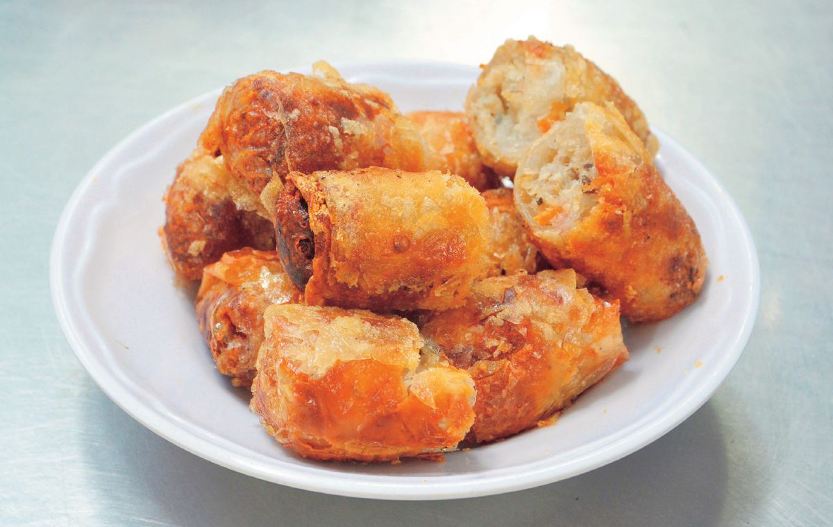 カニのほぐし身や春雨、キクラゲがぎっしり詰まった「カニ入り揚げ春巻」16万VND