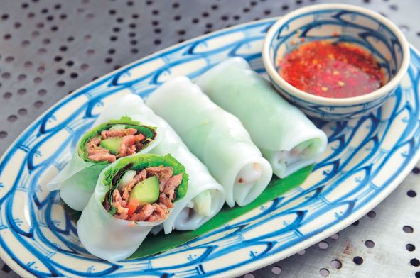 フォー春巻（8万5000VND）は、米粉麺フォーの裁断前の生地を使い、レタスや牛肉を包んだ北部料理
