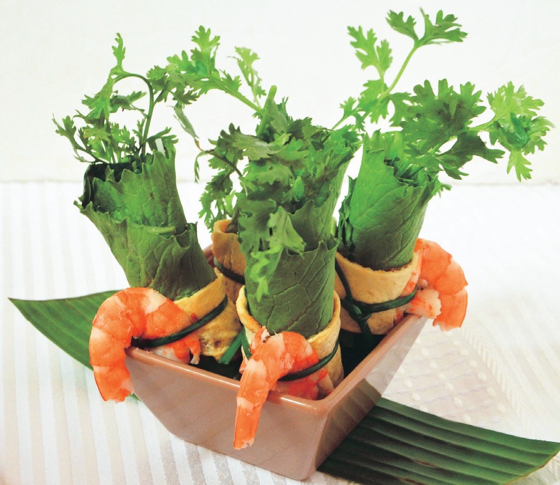 からし菜春巻（7万9000 VND）。ブンと肉、コリアンダーをからし菜で巻き、エビやタマゴで飾った華やかな春巻です