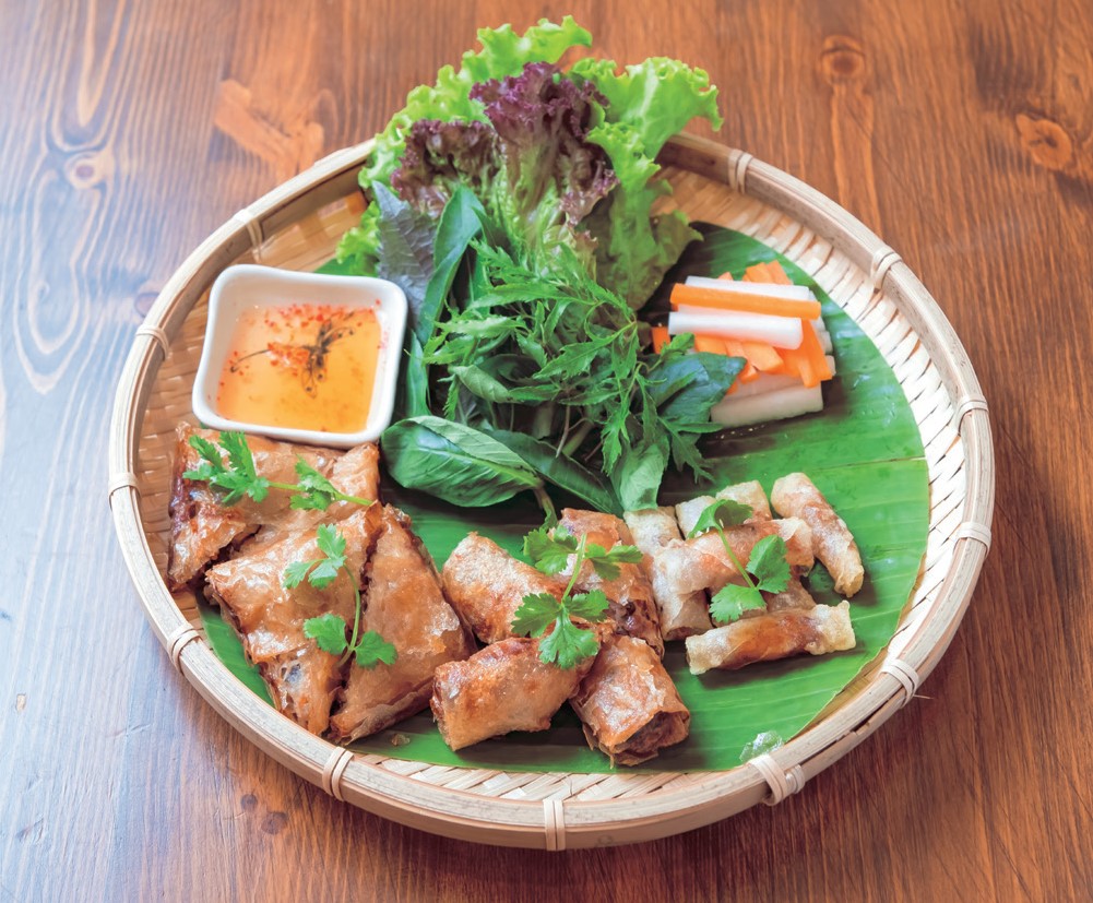 ベトナムの代表的な3つの地方、ハノイ・フエ・ホーチミン市の揚げ春巻を盛合せた「揚げ春巻3種盛り」16万VND