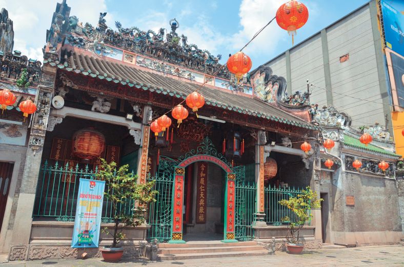 屋根を彩る緻密な彫刻も見事