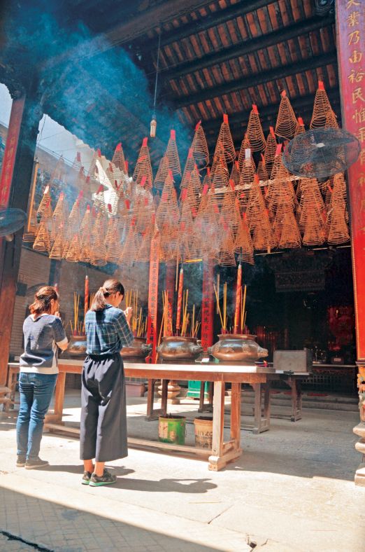 棒タイプの線香は、本堂前の線香台へ