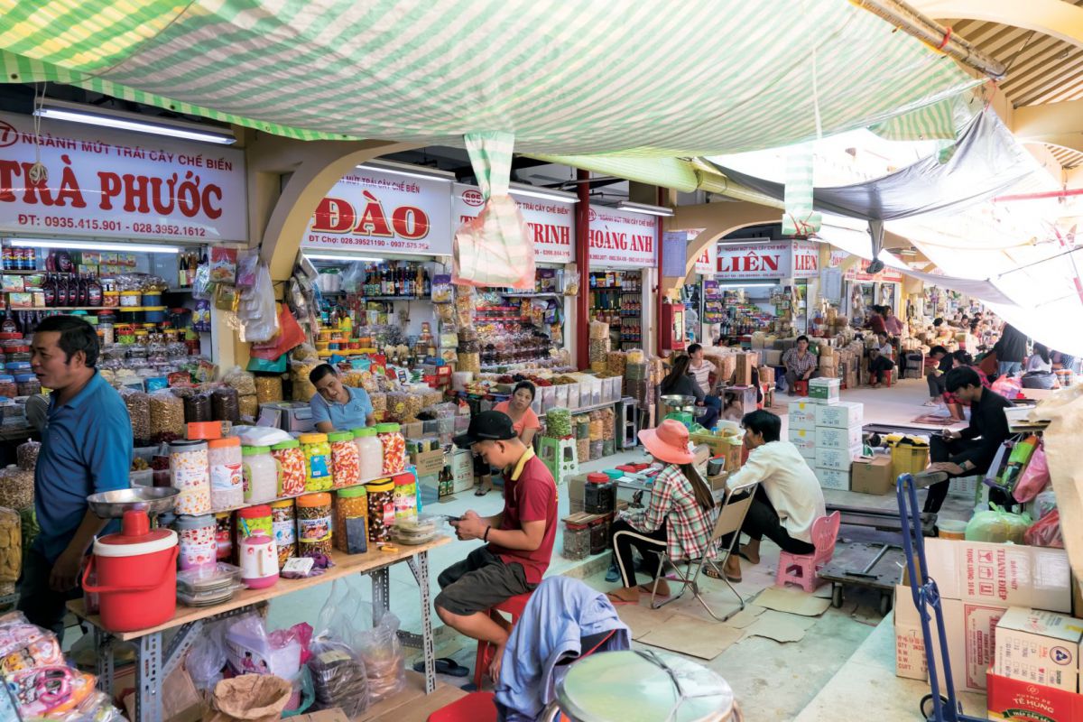 建物内には小さな店舗がひしめきあいます