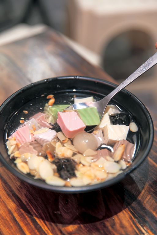 牛乳寒天入りチェー（2万5000VND）は、色とりどりの牛乳寒天を入れたチェー