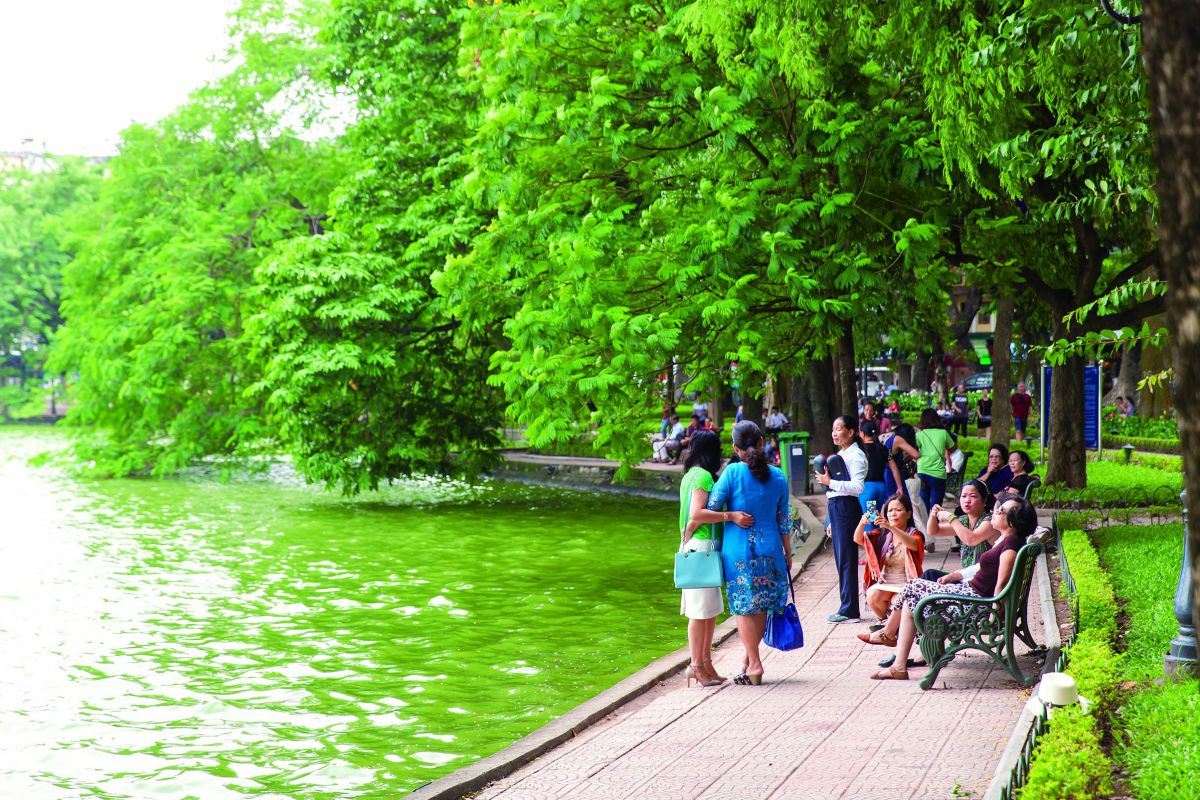 美しい湖畔には昼夜を問わず多くの人々が集います