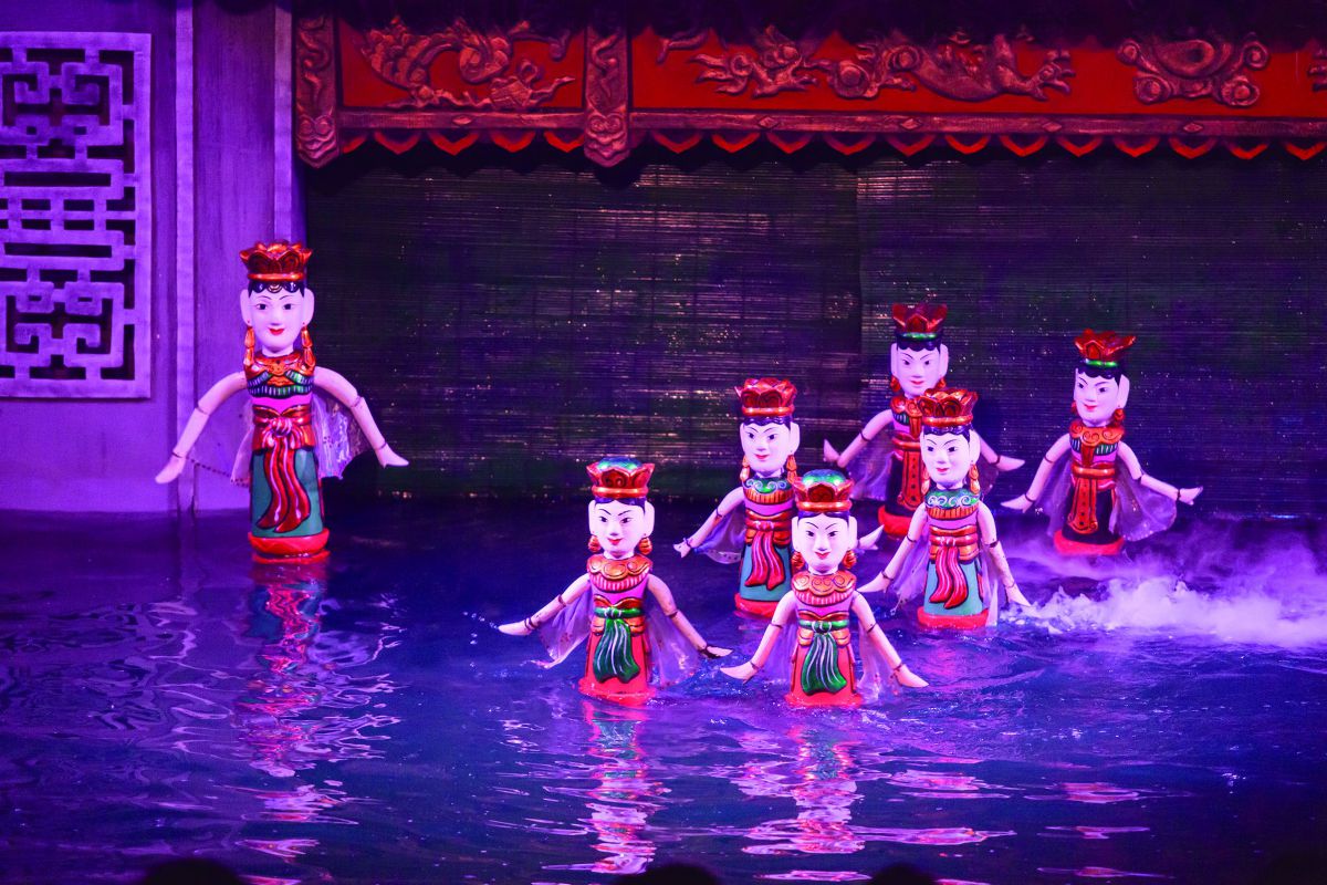 人形たちの手や頭、体全体のこまやかな動きで、巧みに喜怒哀楽を表現しています