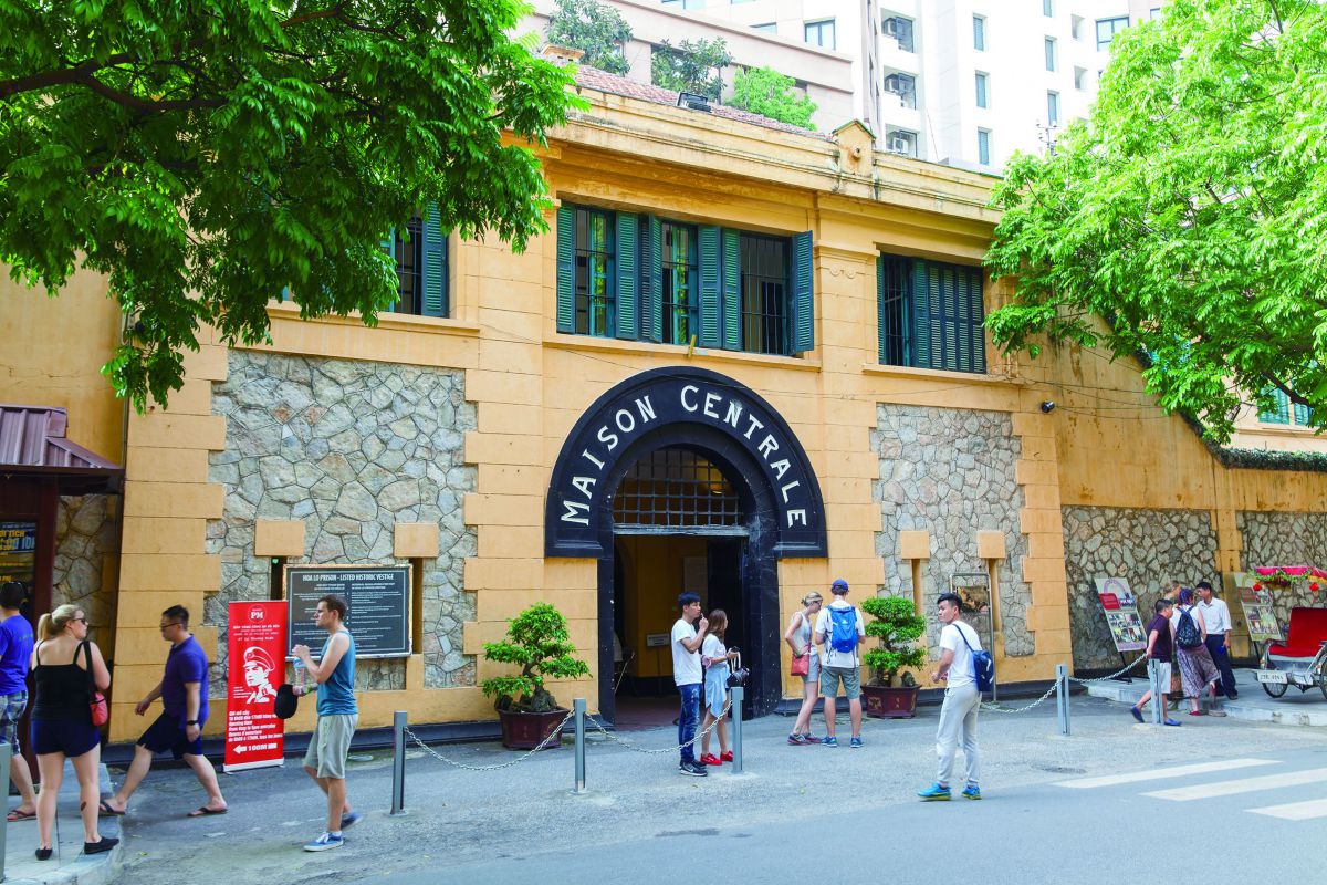 ホアロー通り沿いにある黄色い壁の入口