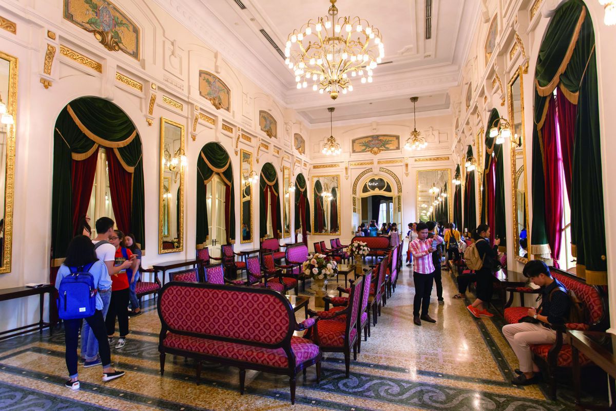 出演者の控室として使われる「鏡の間」