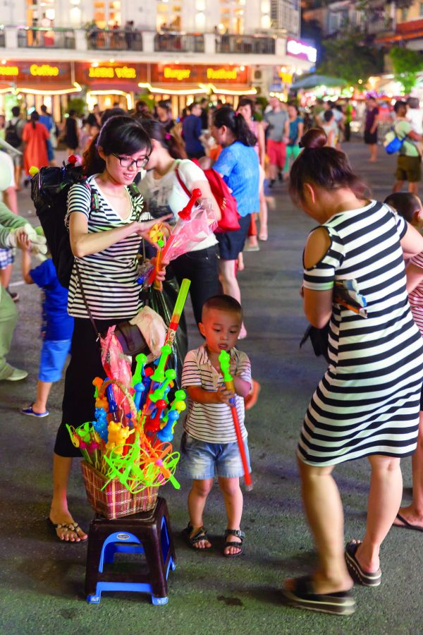 思い思いに遊ぶ人たちで通りはお祭り騒ぎのよう