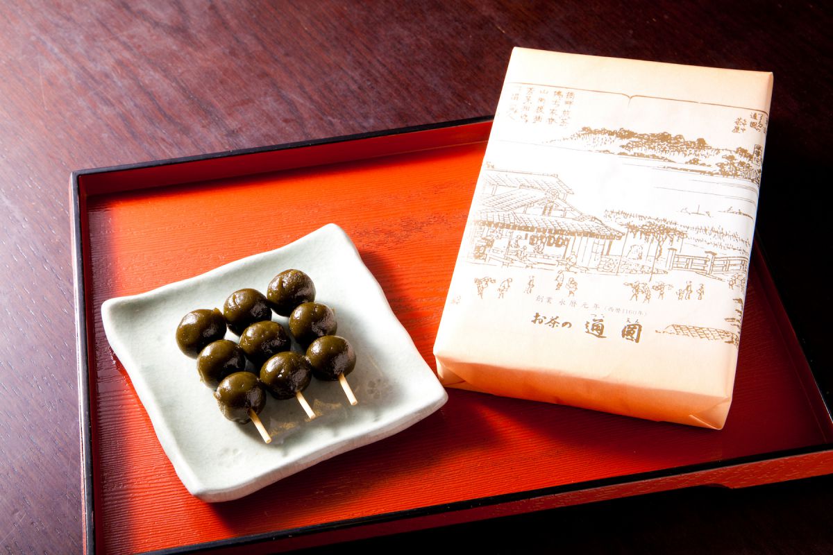 茶団子は上抹茶とお菓子860円、抹茶とお菓子700円、新茶とお菓子670円などにつく。販売は10本540円、14本756円、20本1080円