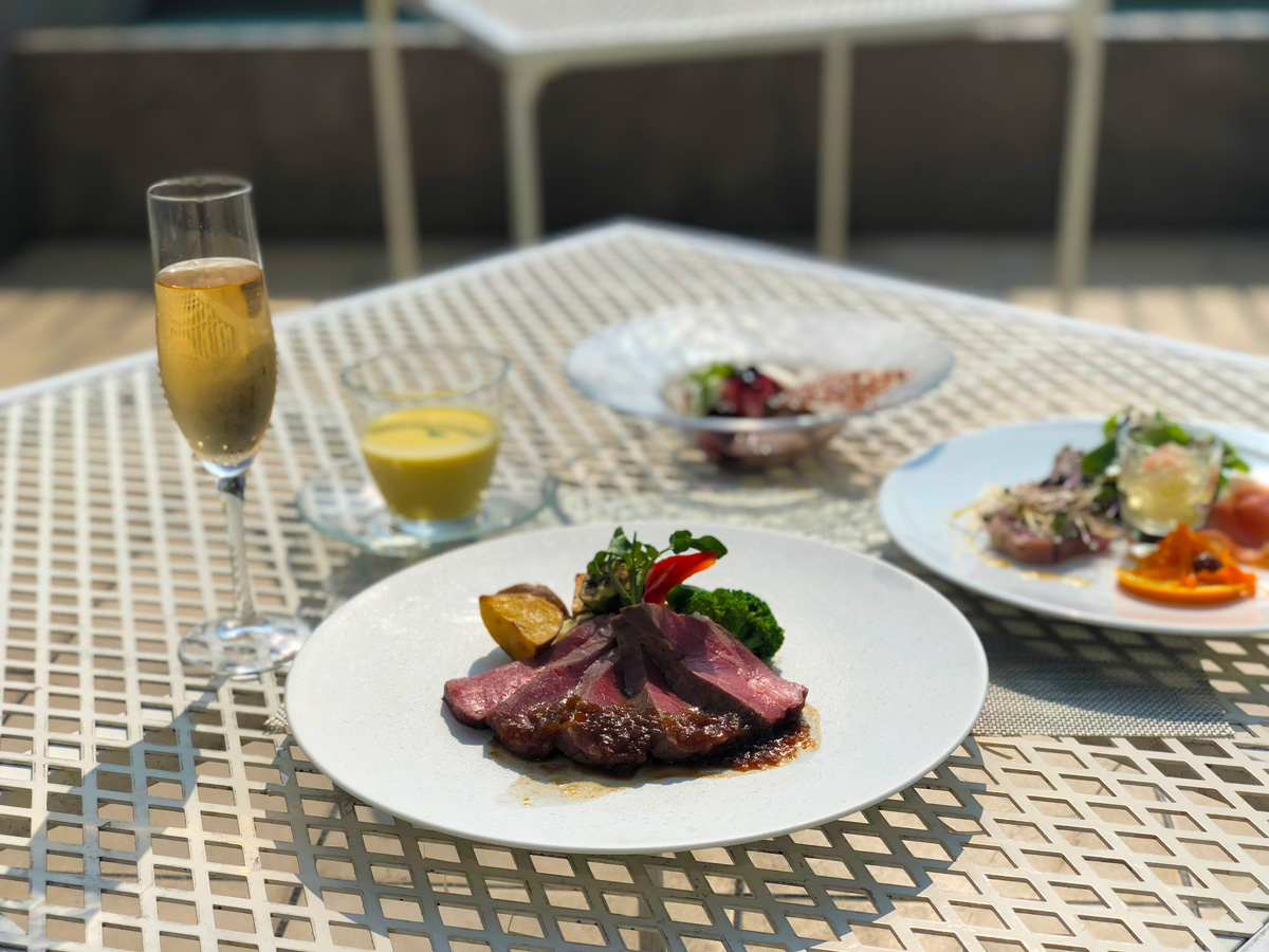 乾杯シャンパン付きのテラスランチコース 3500円