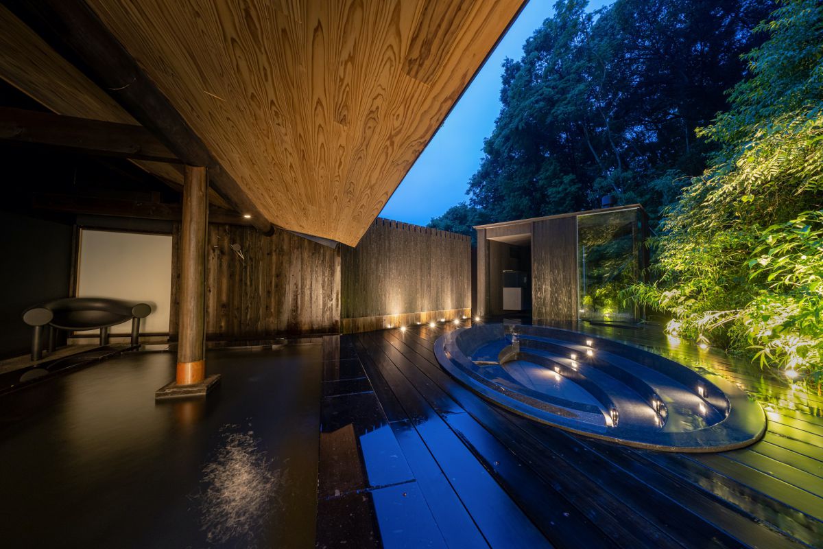 女性　露天風呂