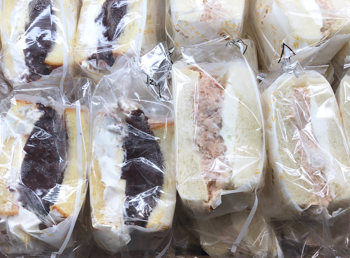   左：「バターホイップ&あんこ」290円（税込）、右：「たっぷりツナ＆クリームチーズ」270円（税込）