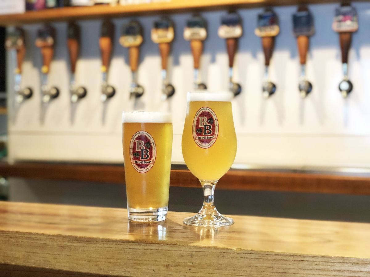 左：クールブリーズ ピルス」200ml 600円（税込）右：静岡サマーみかんエール200ml 600円（税込）※400ml 1100円（税込）もあり