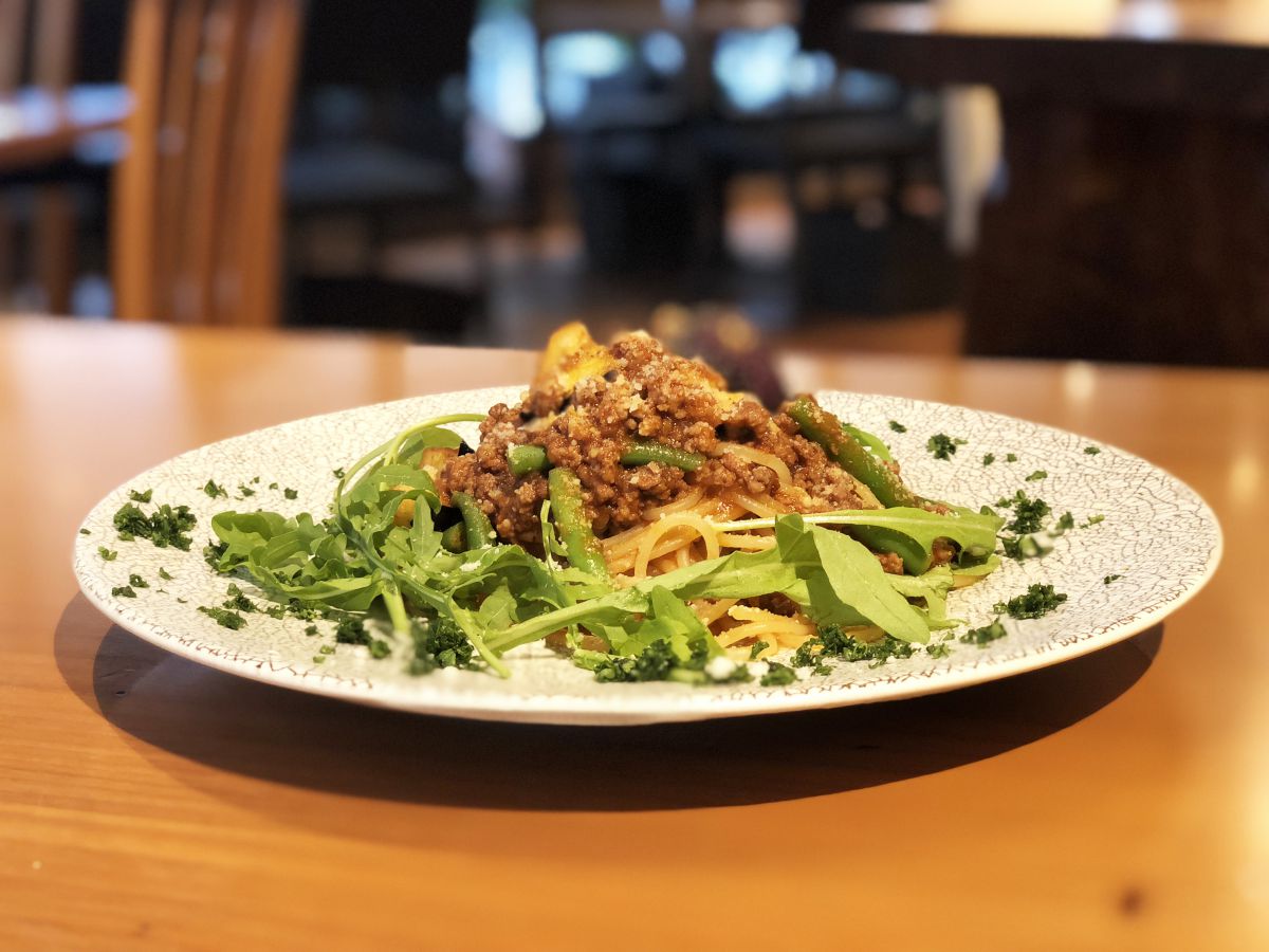 本日のパスタ「なすとインゲンのミートソーススパゲッティ」　1100円（税込）※サラダ付き