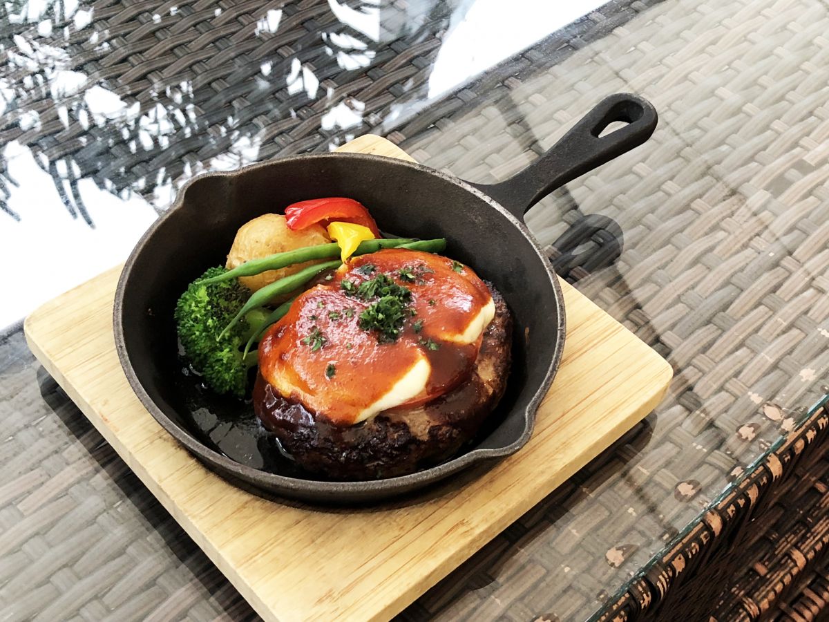 本日のハンバーグ「トマトとモッツァレラソースのハンバーグ」　1400円（税込）※サラダ・ライス付き