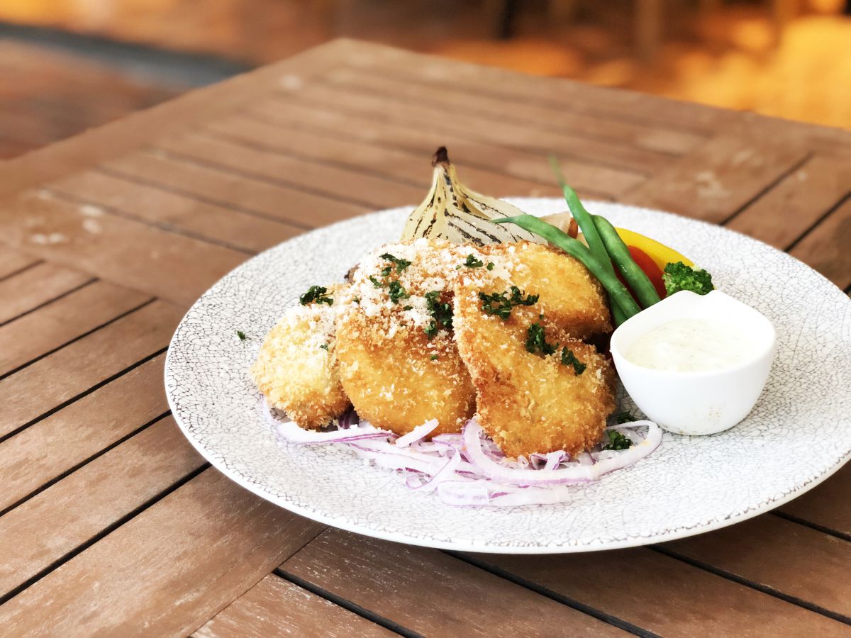 本日のライスプレート「チキンカツレツ（バジル風味のタルタルソース）」　1300円（税込）※サラダ・ライス付き
