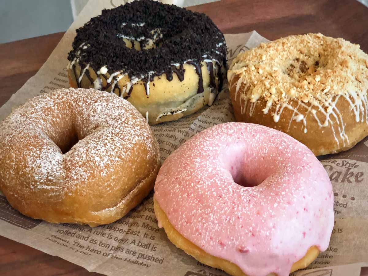 手前から時計回りで「いちごみるく」（税込183円）、「オレンジフロマージュラテ」（税込248円）、「オレオ&クリーム」（税込248円）、「りんごとクリームチーズのタルト風」（税込248円）