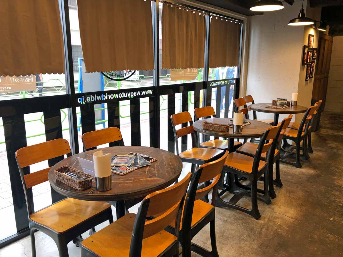 ダイナーのような明るい店内