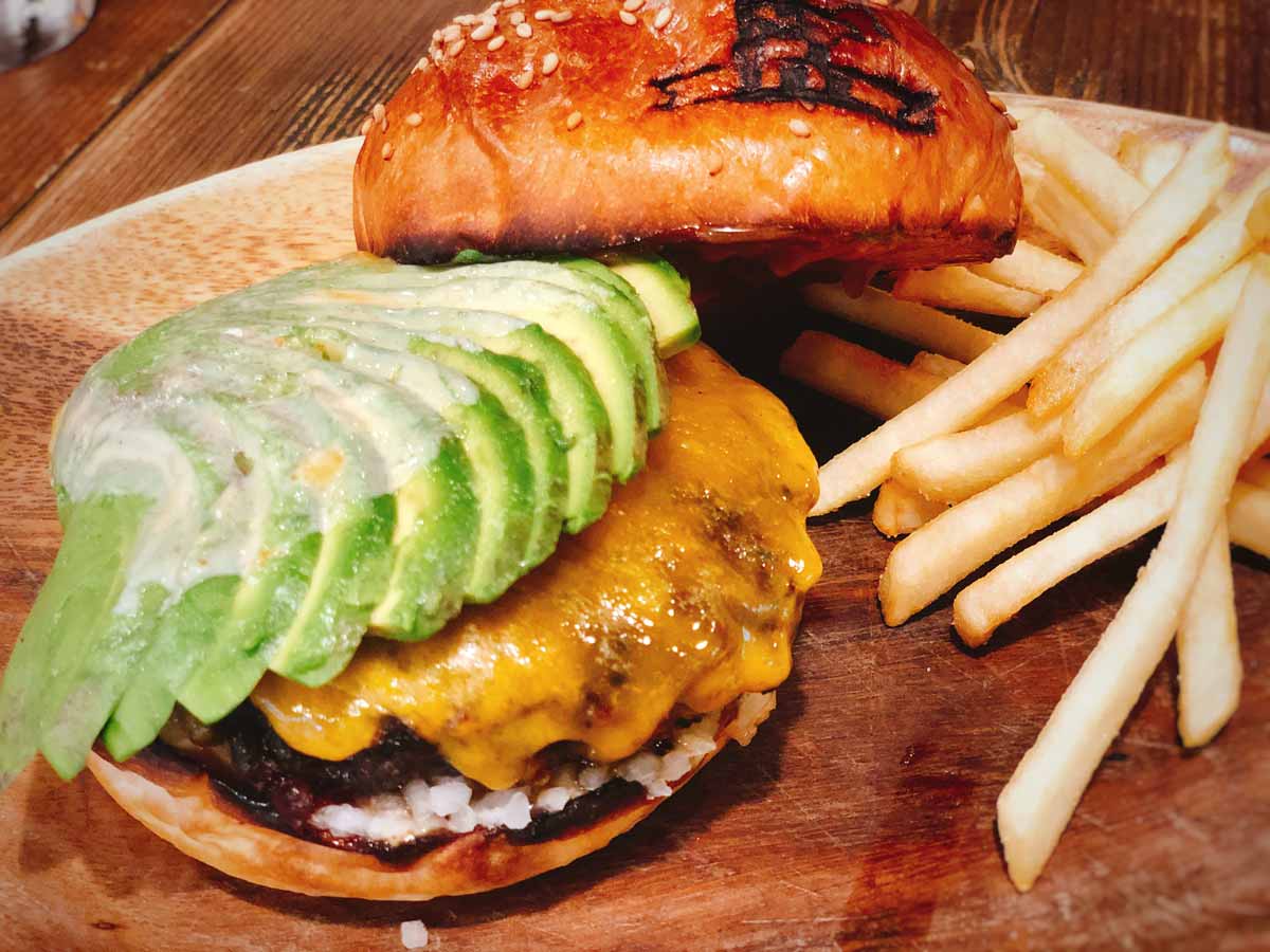 アボカドチーズバーガー