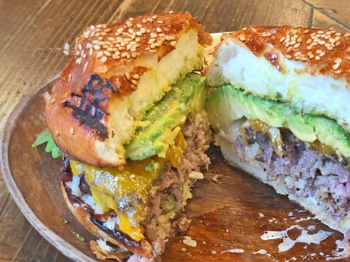 アボカドチーズバーガーの断面