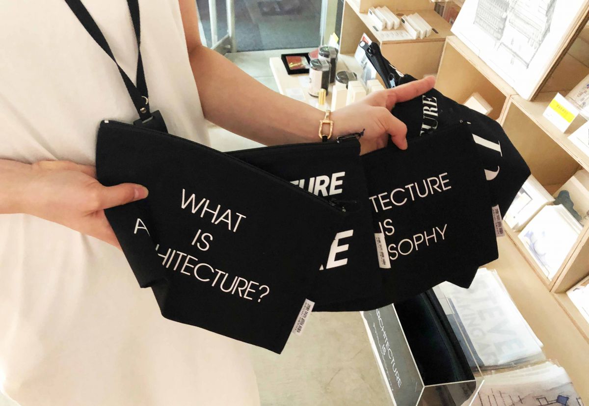 建築倉庫オリジナルメッセージポーチ　1210円（税込）