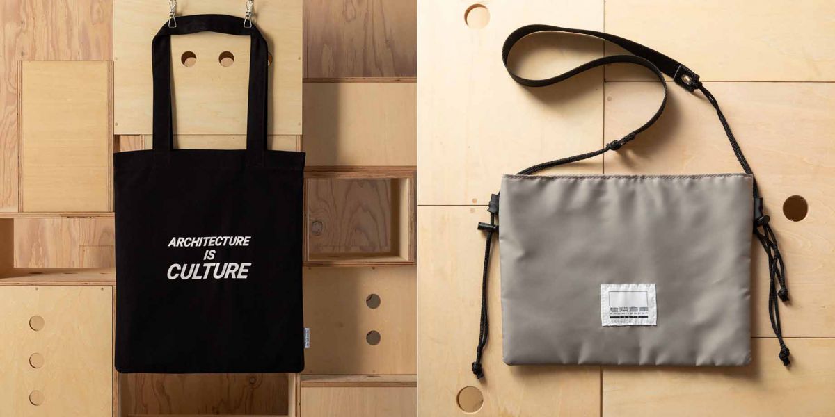 左から建築倉庫オリジナルメッセージトートバッグ（Black） 2970円、建築倉庫オリジナルサコッシュ（Beige）2750円（ともに税込）