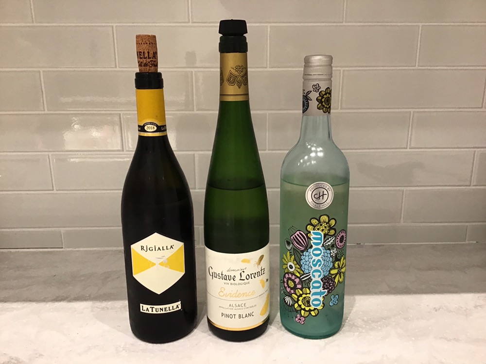 コースメニュー1皿目~3皿目と一緒に提供するワイン。右から「チョークヒルモスカート2019」「ラトゥネッラリボッラ・ジャッラ2017」「エヴィダンスアルザスピノ・ブラン2017」