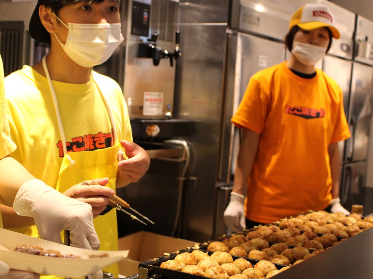 鱒之介の西村さん（左）