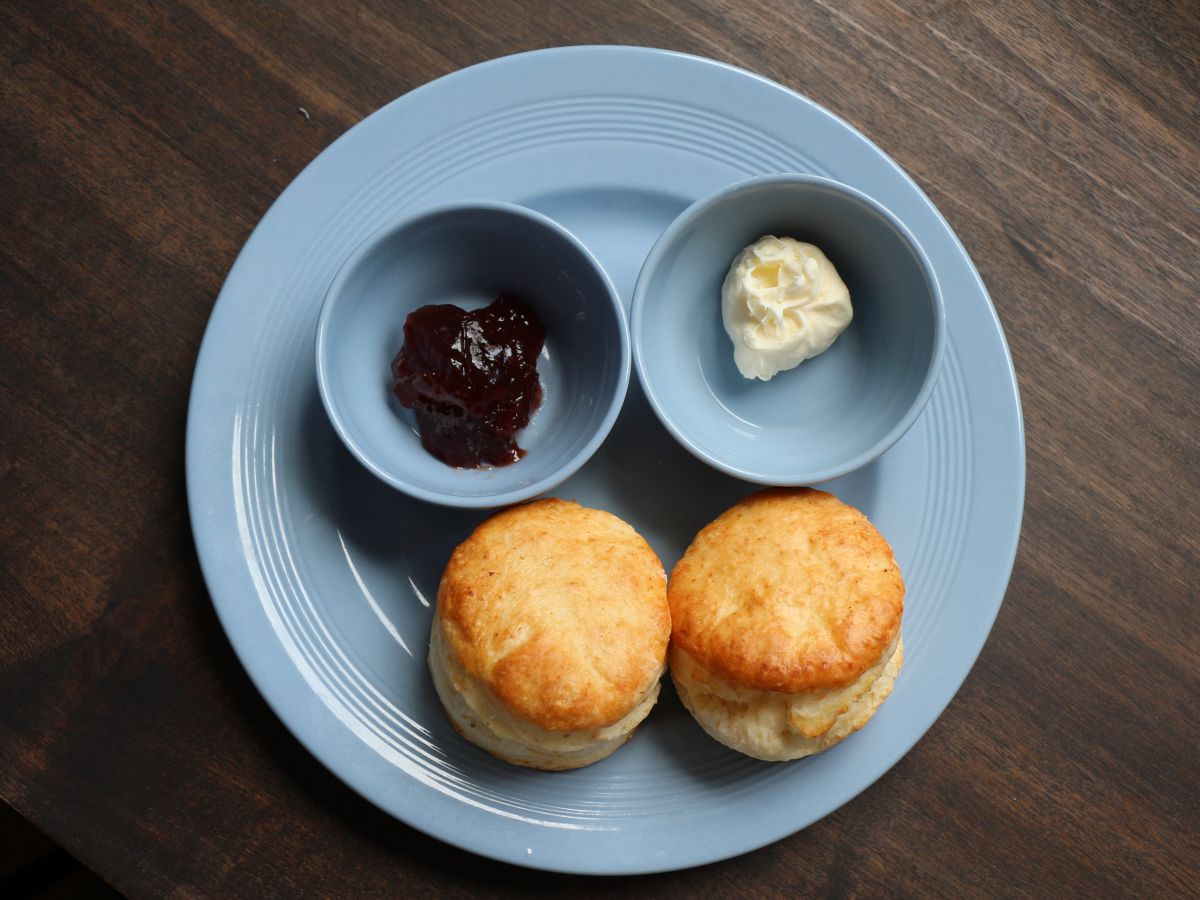 トラディショナルスコーン2つとクロテッドクリーム＆ジャム600円